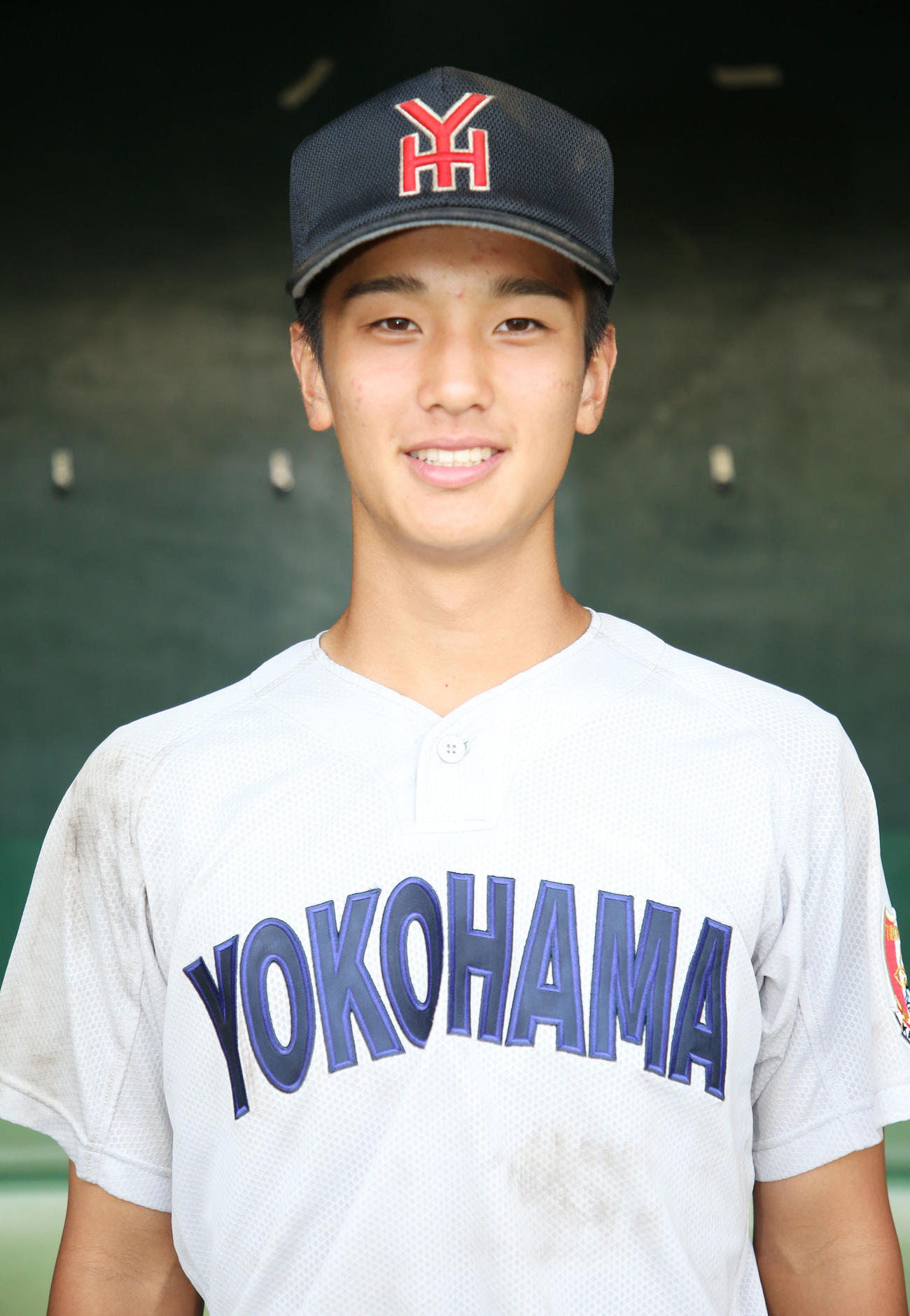 横浜対慶応　本塁打を放ち優勝に貢献し笑顔の横浜・峯（撮影・宮地輝）