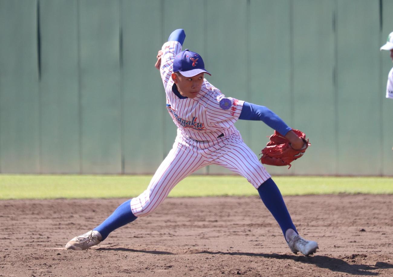 山村学園対東農大三　先発し、力投する山村学園のサイド右腕・鹿島（撮影・阿部泰斉）