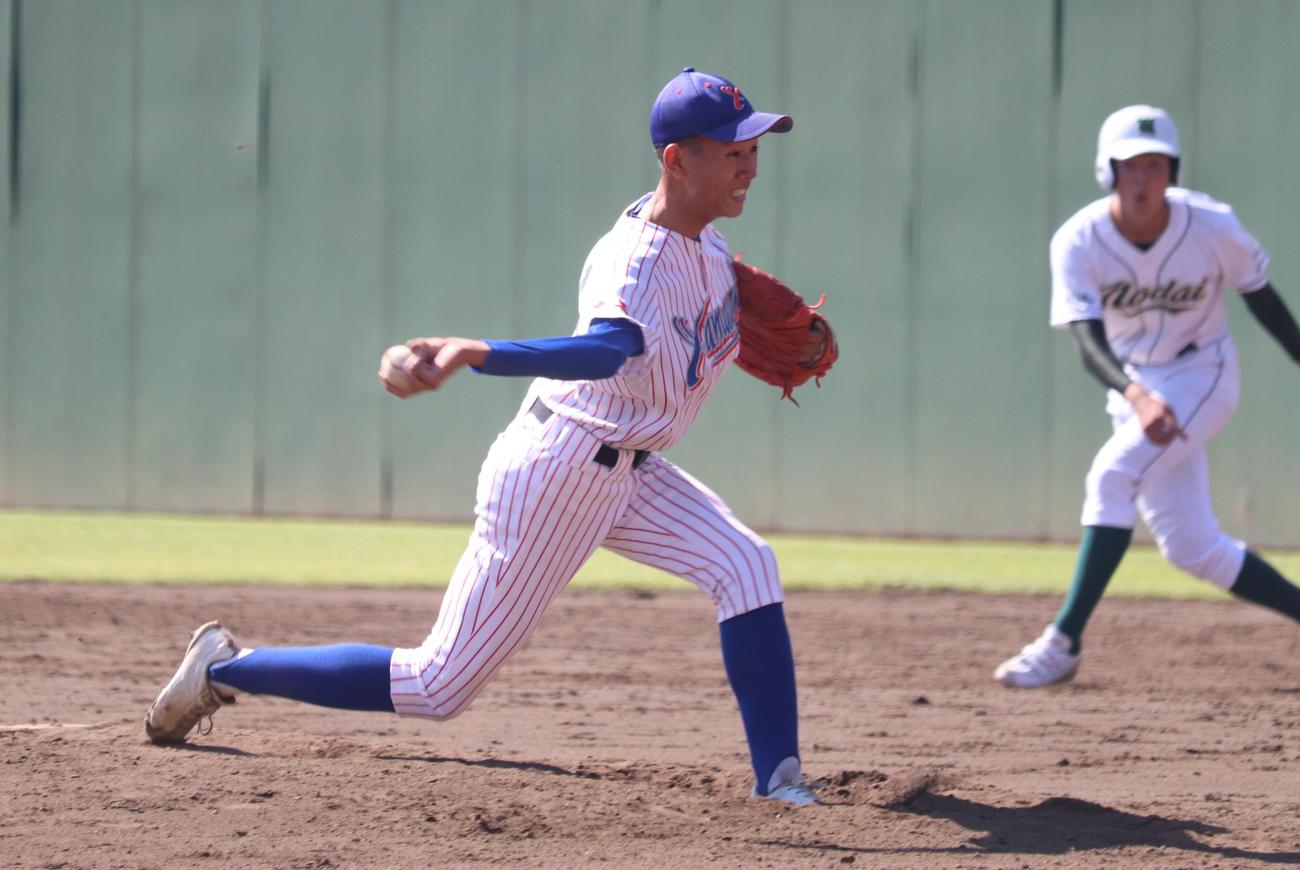 山村学園対東農大三　先発し、力投する山村学園のサイド右腕・鹿島（撮影・阿部泰斉）