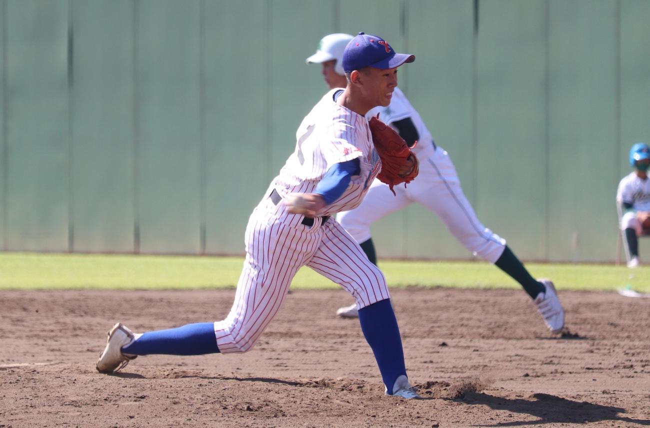 山村学園対東農大三　先発し、力投する山村学園のサイド右腕・鹿島（撮影・阿部泰斉）