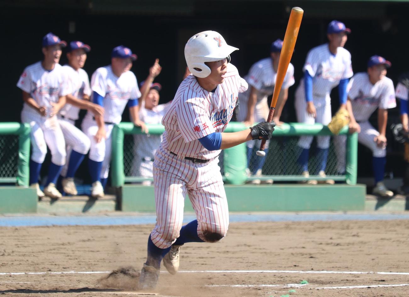 山村学園対東農大三　4回表山村学園1死一、三塁、右越えの2点適時二塁打を放つ8番の山田（撮影・阿部泰斉）