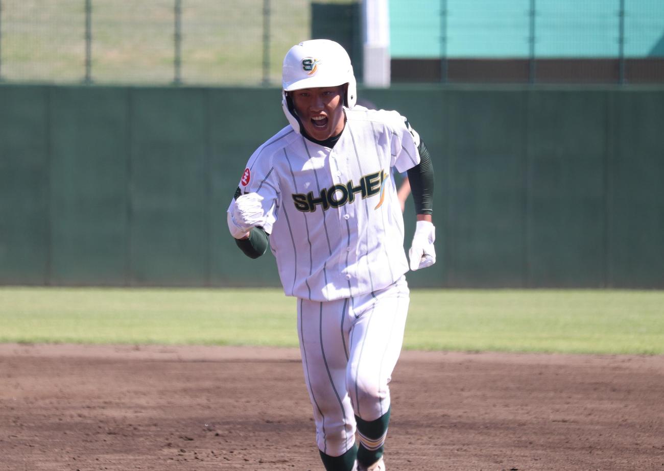 浦和学院対昌平　3回裏昌平無死二、三塁、勝ち越しの中犠飛を放った4番の斎藤はガッツポーズをみせる（撮影・阿部泰斉）