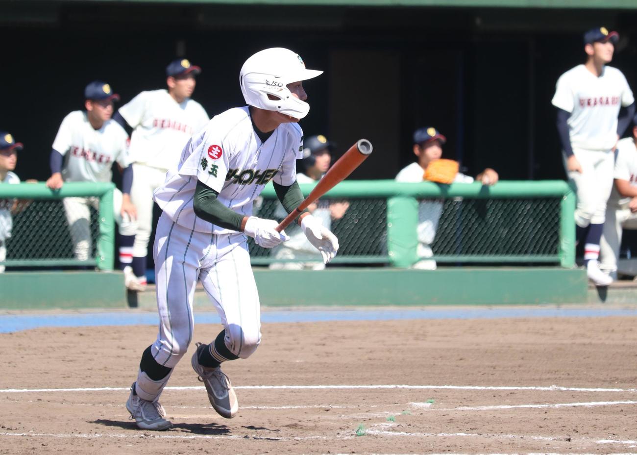 高校野球秋季埼玉大会　浦和学院対昌平　3回裏昌平無死二、三塁、勝ち越しの中犠飛を放つ4番の斎藤（撮影・阿部泰斉）