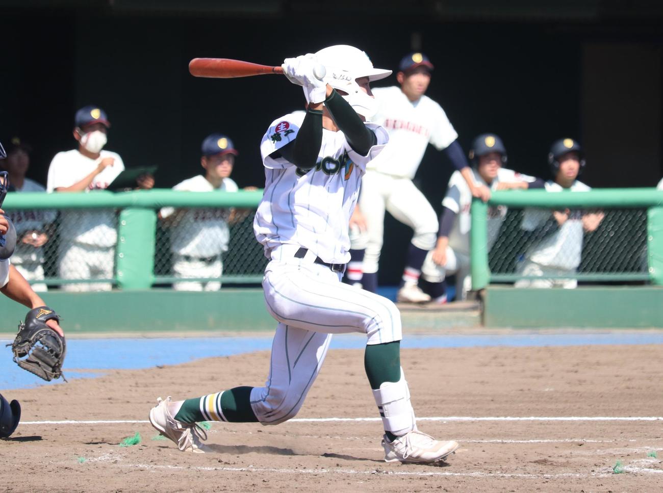 高校野球秋季埼玉大会　浦和学院対昌平　3回裏昌平無死二、三塁、勝ち越しの中犠飛を放つ4番の斎藤（撮影・阿部泰斉）