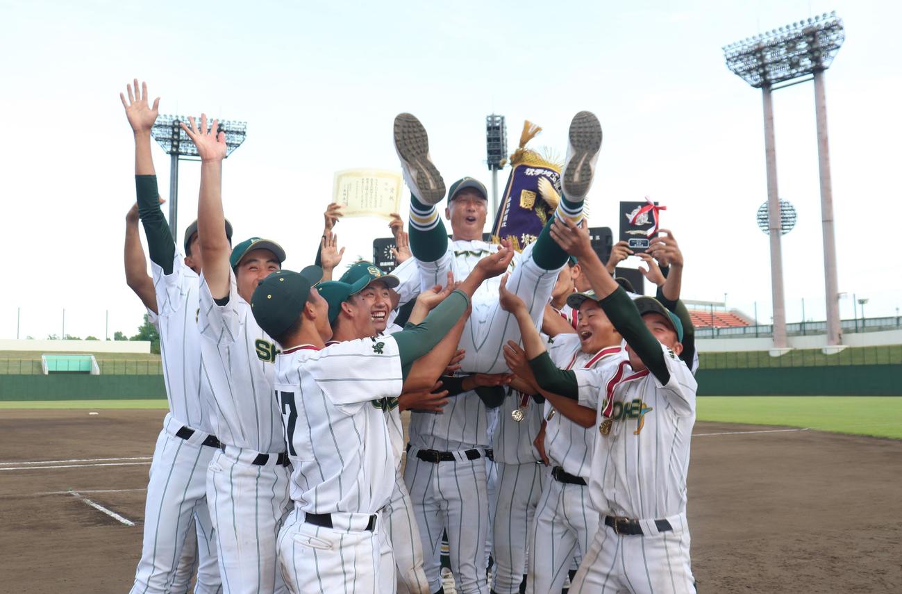 浦和学院対昌平　優勝を決めた昌平ナインは、黒坂洋介監督を胴上げする（撮影・阿部泰斉）
