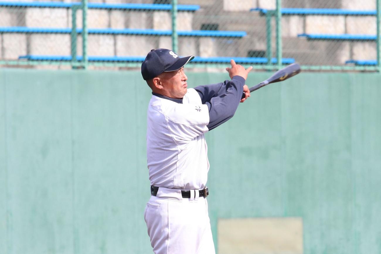 公式練習でノックを打つ河崎監督（撮影・石井翔太）