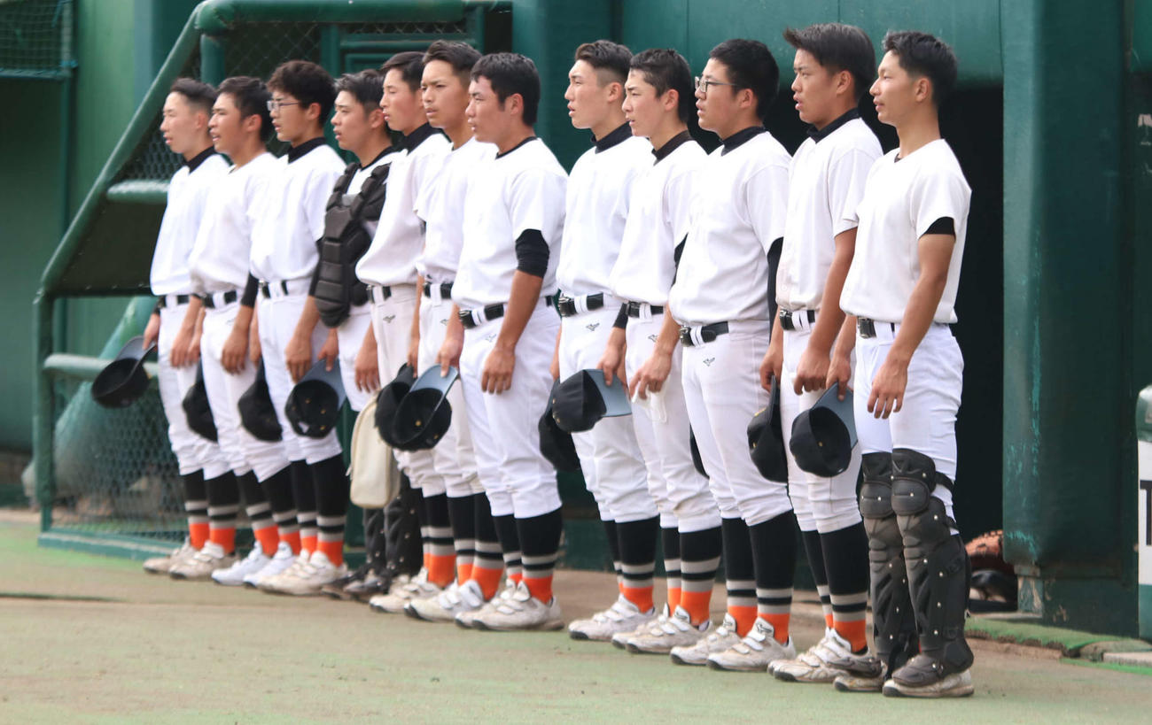 公式練習を終え整列する釧路工の選手たち（撮影・山崎純一）