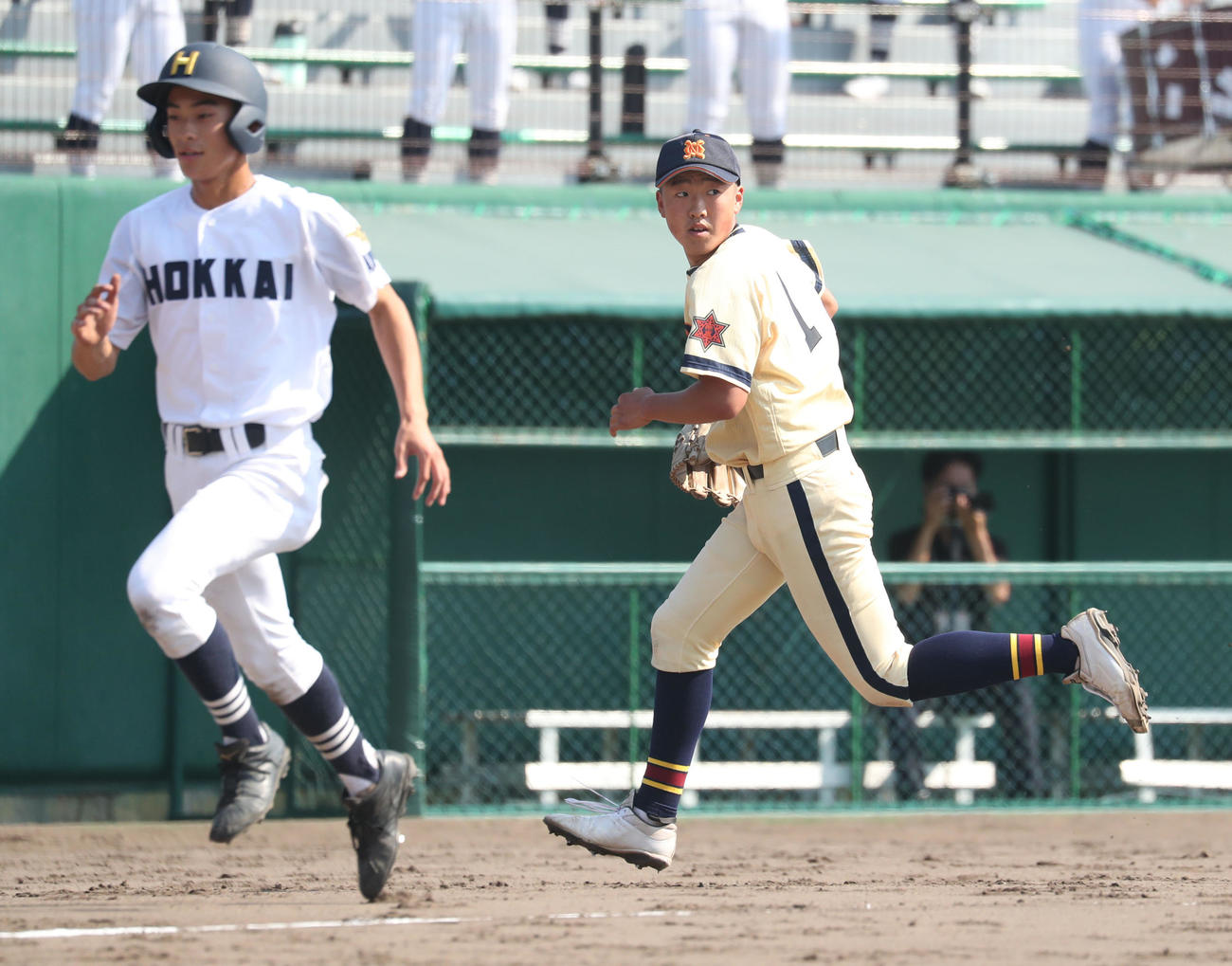 帯広農対北海　3回裏北海2死二塁、宮下に適時二塁打を浴びる東村（撮影・佐藤翔太）