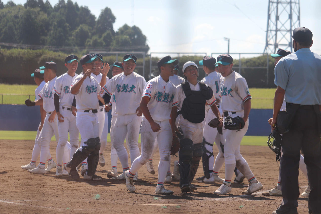 1点差で逃げ切り、06年以来2回目の関東大会出場を決め喜ぶ常磐大高の選手たち（撮影・保坂淑子）