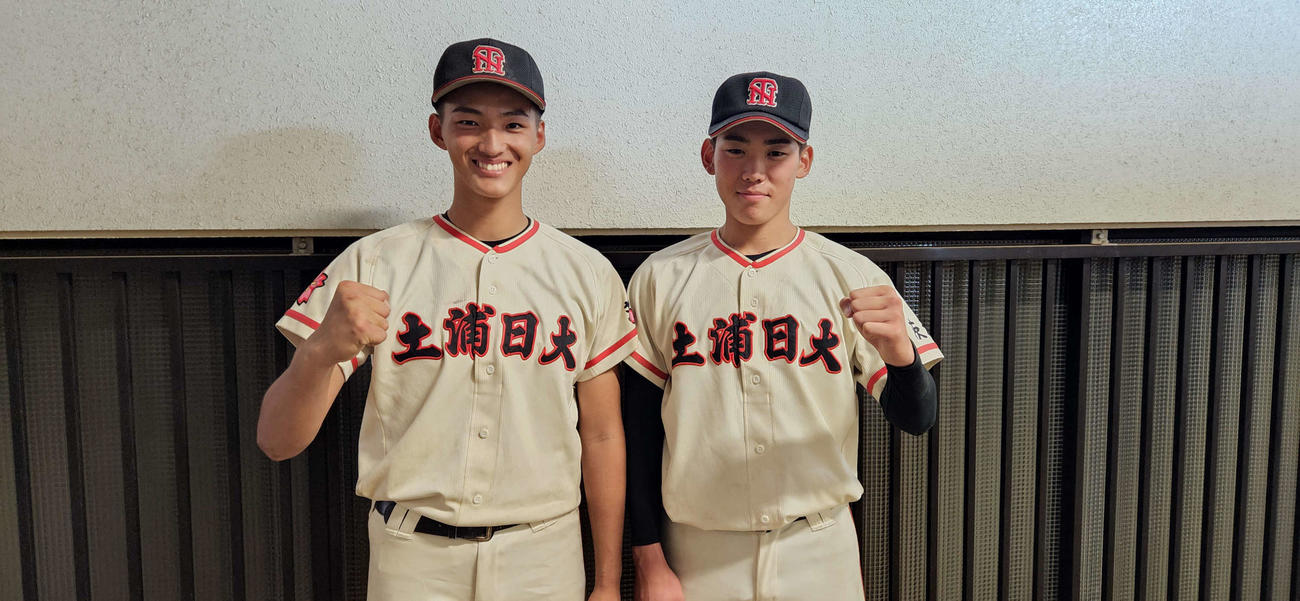 藤本士生と小森勇凜の継投で勝利した土浦日大。試合後ガッツポーズを見せる（左から）小森と藤本（撮影・保坂淑子）
