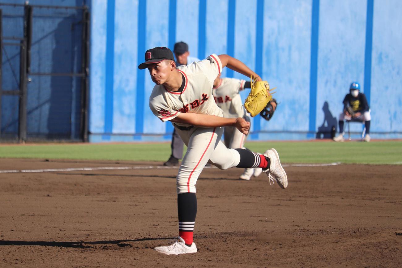 6回からリリーフのマウンドに立ち、4回を3安打無失点と好救援した土浦日大の小森（撮影・保坂淑子）