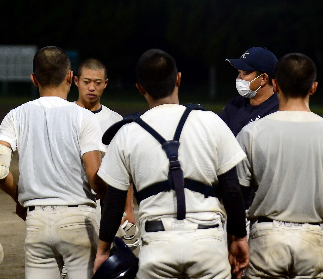米山監督（奥右）の話を聞く太田（同左）ら加藤学園ナイン