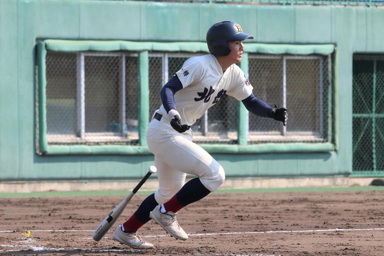 1回裏2死一、二塁、右前に先制適時打を放つ阿部（撮影・石井翔太）