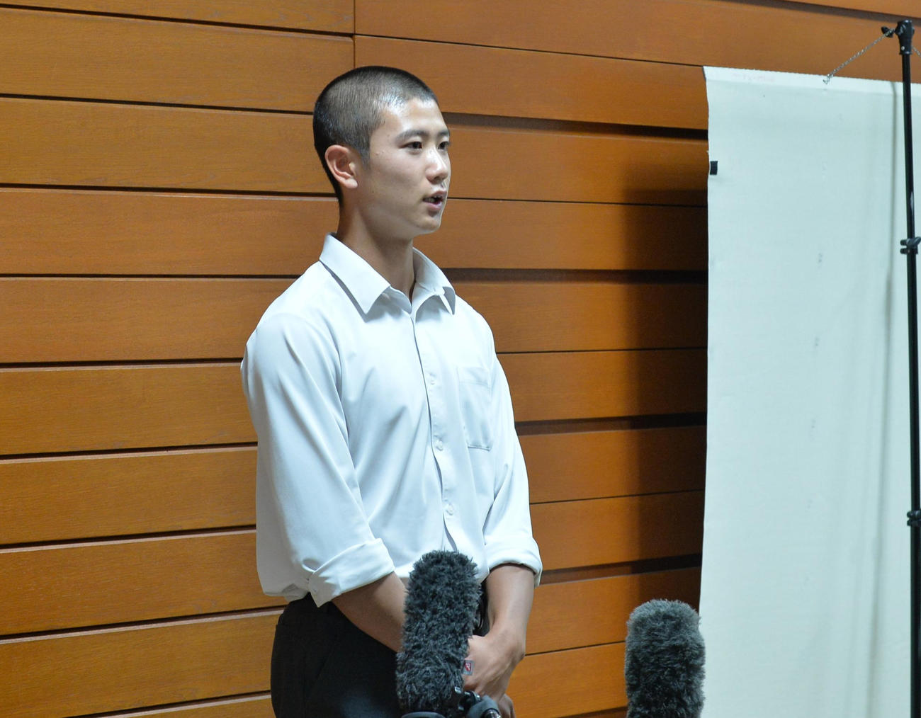 抽選会後「一戦必勝で戦っていく」と抱負を語った仙台育英・山田主将
