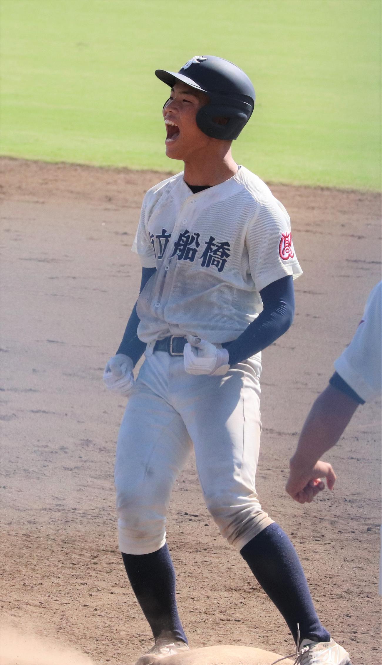 専大松戸対市立船橋　8回裏市船橋2死一、三塁　右前同点適時打を放ちガッツポーズをする市船橋・上林（撮影・星夏穂）
