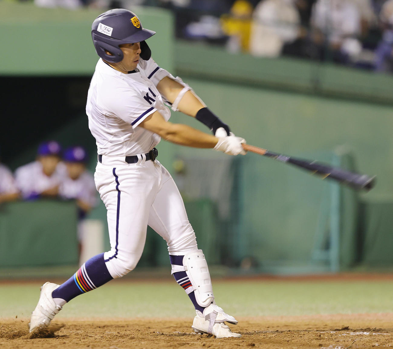 下関国際対高松商　3回裏高松商無死一塁、左適時二塁打を放つ浅野（撮影・野上伸悟）