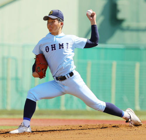 国学院栃木対近江　力投する近江先発の星野（撮影・野上伸悟）