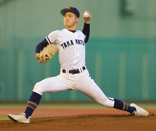 下関国際対高松商　力投する高松商先発の渡辺和（撮影・野上伸悟）