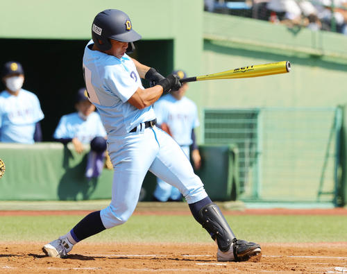 国学院栃木対近江　1回裏近江2死一塁、左前打を放つ山田（撮影・野上伸悟）