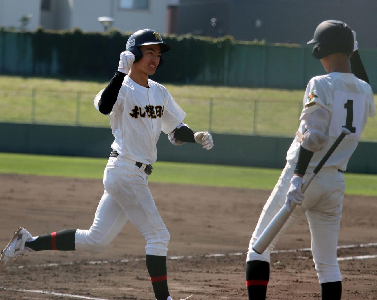 札幌日大対札幌新川　3回札幌日大、先頭の石井が先制の左越えソロを放つ（撮影・永野高輔）