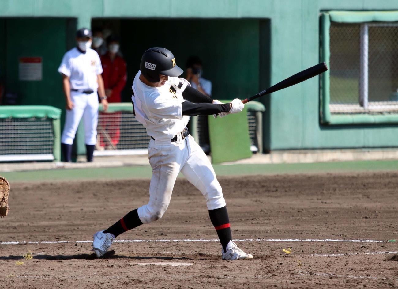 札幌日大対札幌新川　5回札幌日大2死二塁、石井が勝ち越しの左前適時打を放つ（撮影・永野高輔）