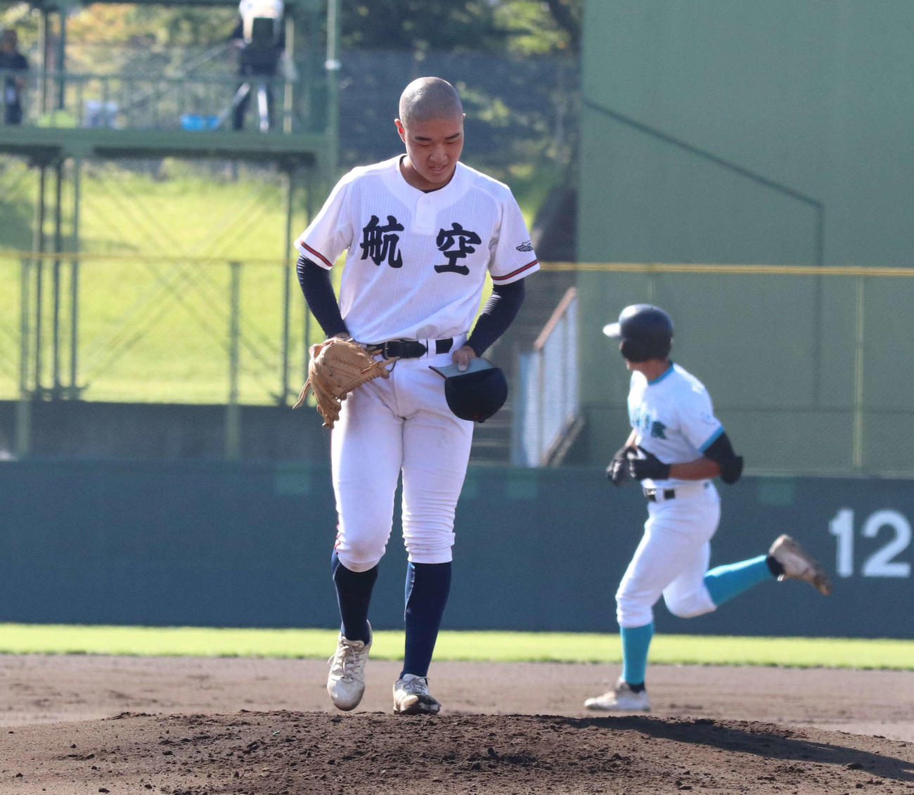 日本航空対山梨学院　1回裏山梨学院2死　高橋にソロ本塁打を打たれ肩を落とす日本航空・福田（撮影・星夏穂）