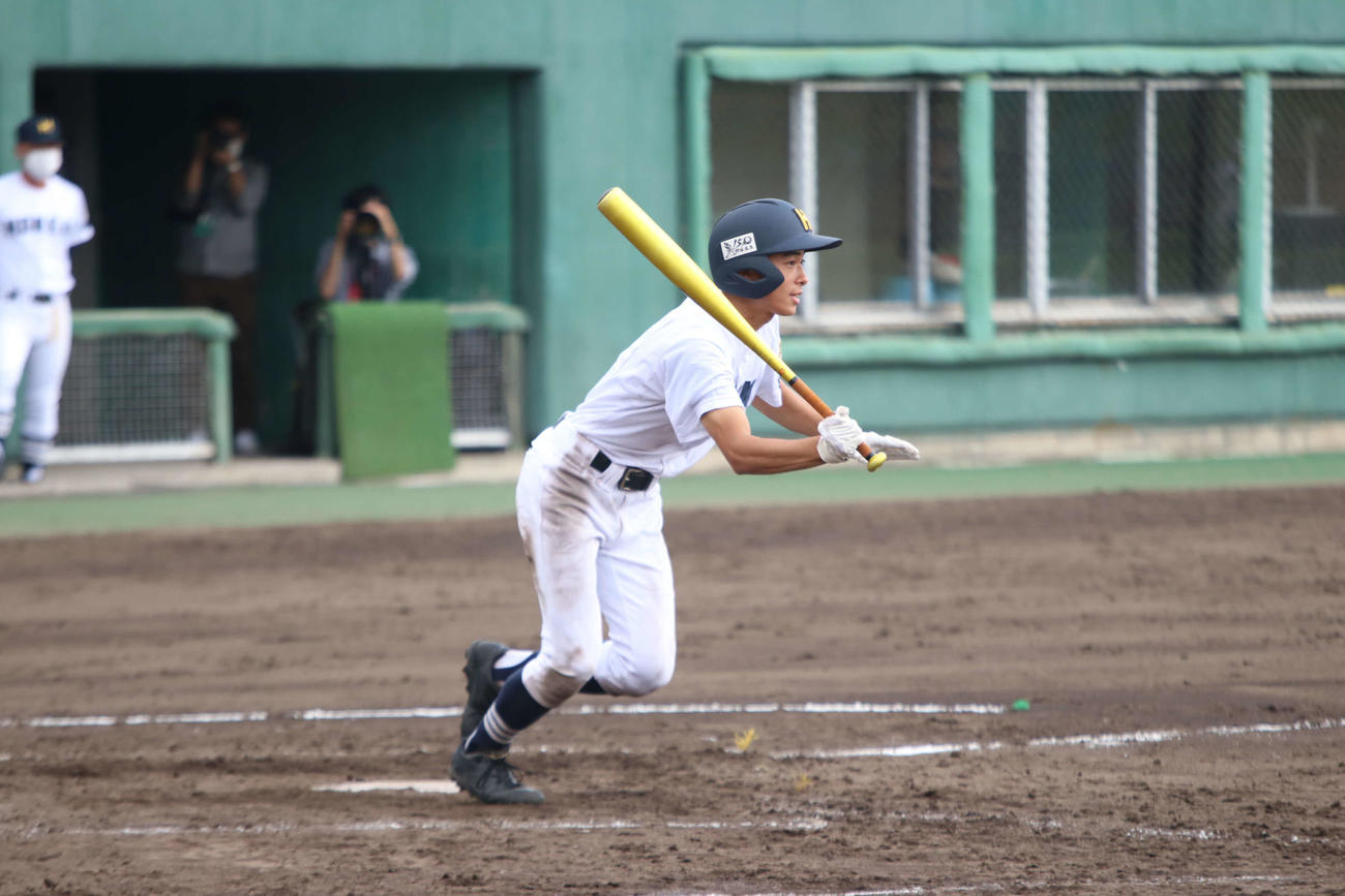 滝川対北海　5回裏北海1死二塁で一塁内野安打を放つ片岡（撮影・山崎純一）