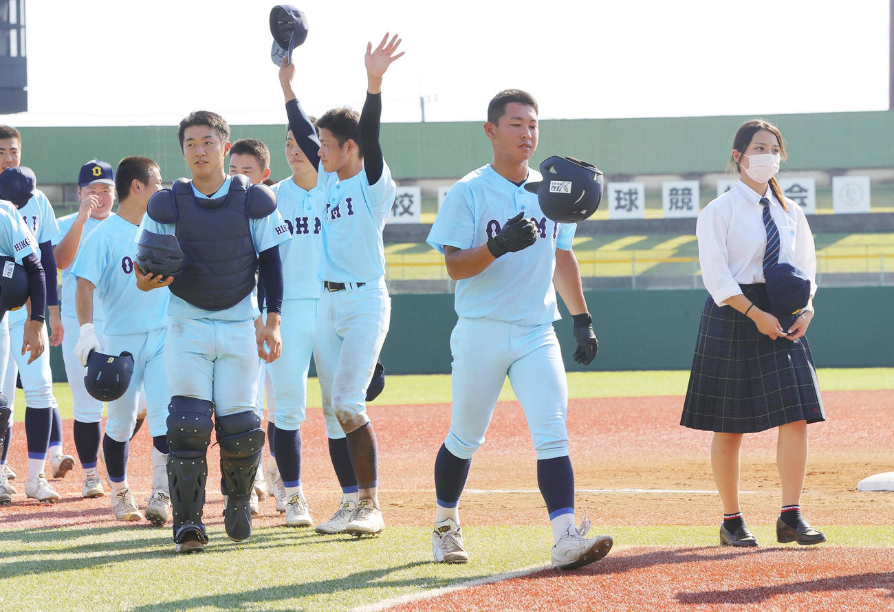 国学院栃木対近江　初戦で敗れ無念の表情で引き揚げる近江・山田（右から2人目）ら（撮影・野上伸悟）
