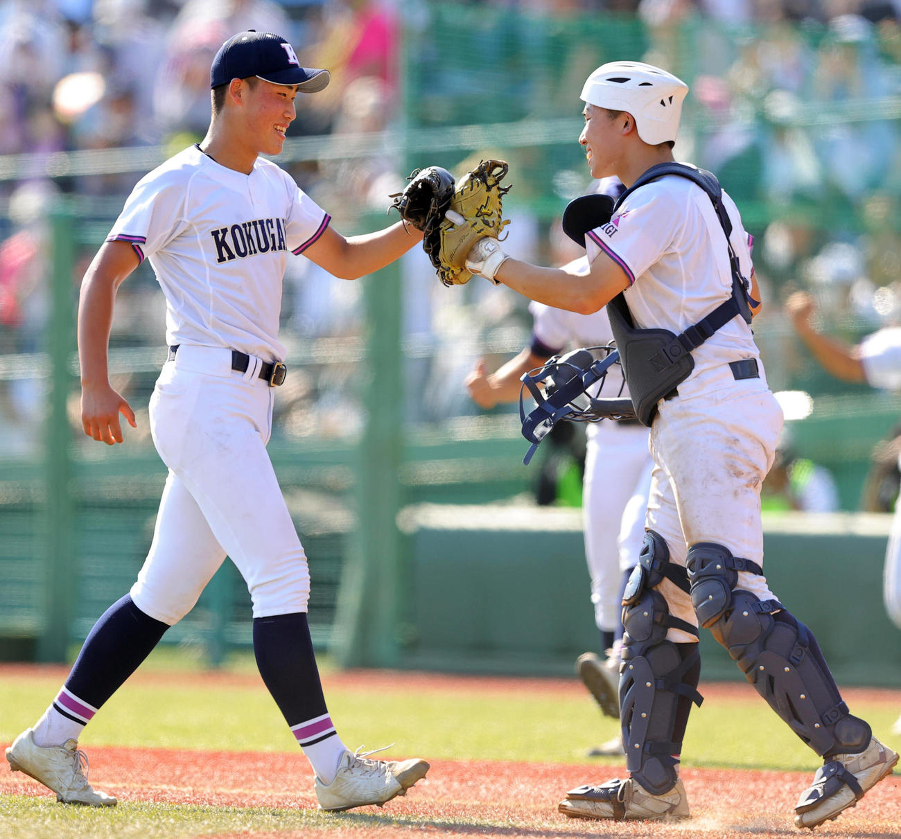 国学院栃木対近江　勝利を喜び合う国学院栃木・盛永（左）と武田（撮影・野上伸悟）