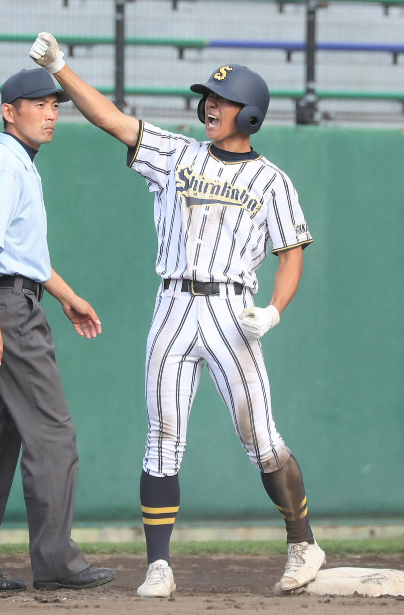 東海大札幌対白樺学園　8回裏白樺学園1死二塁、右越え適時三塁打を放ちガッツポーズの丹羽珀人（撮影・黒川智章）