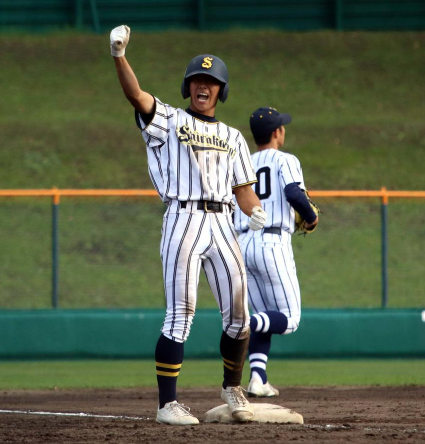 白樺学園対東海大札幌　8回白樺学園1死二塁、右越えに勝ち越しの適時三塁打を放ち、塁上で声を上げる丹羽珀人（撮影・永野高輔）