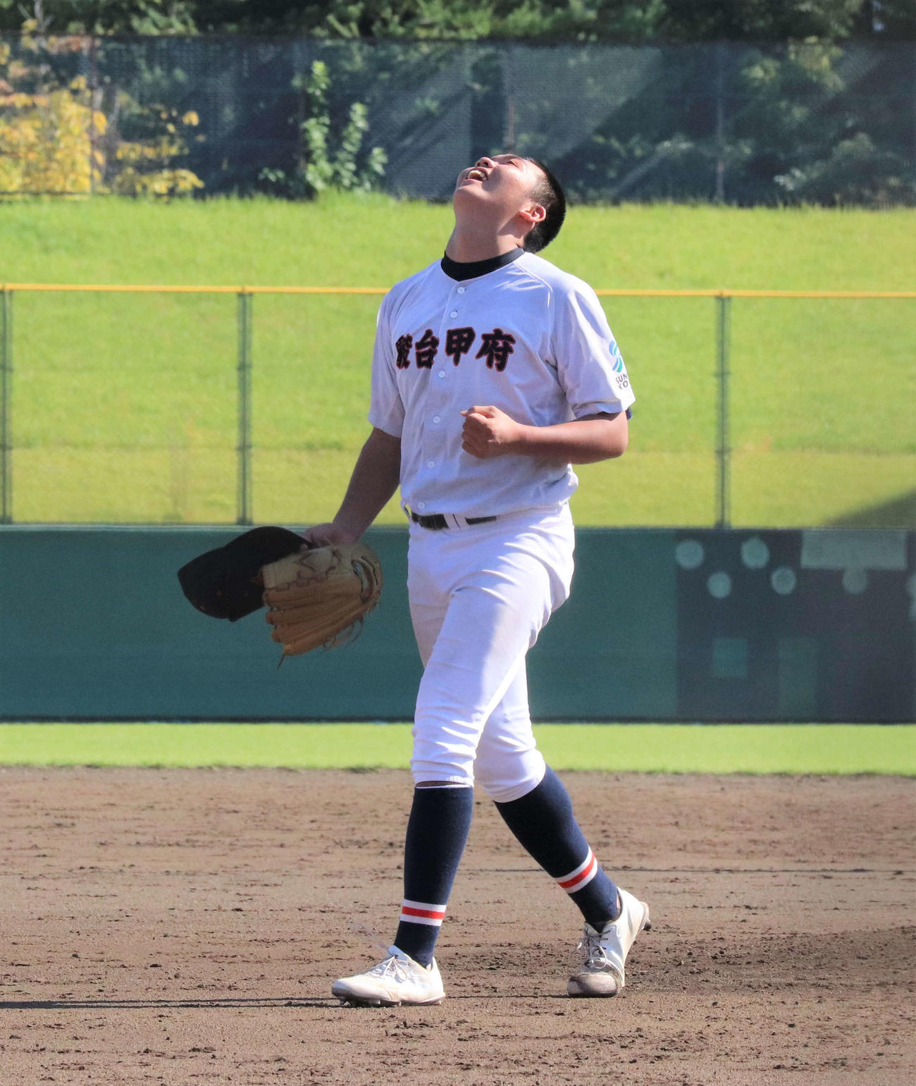 帝京三対駿台甲府　試合終了後、ほっとした表情でガッツポーズをする駿台甲府・平井（撮影・星夏穂）