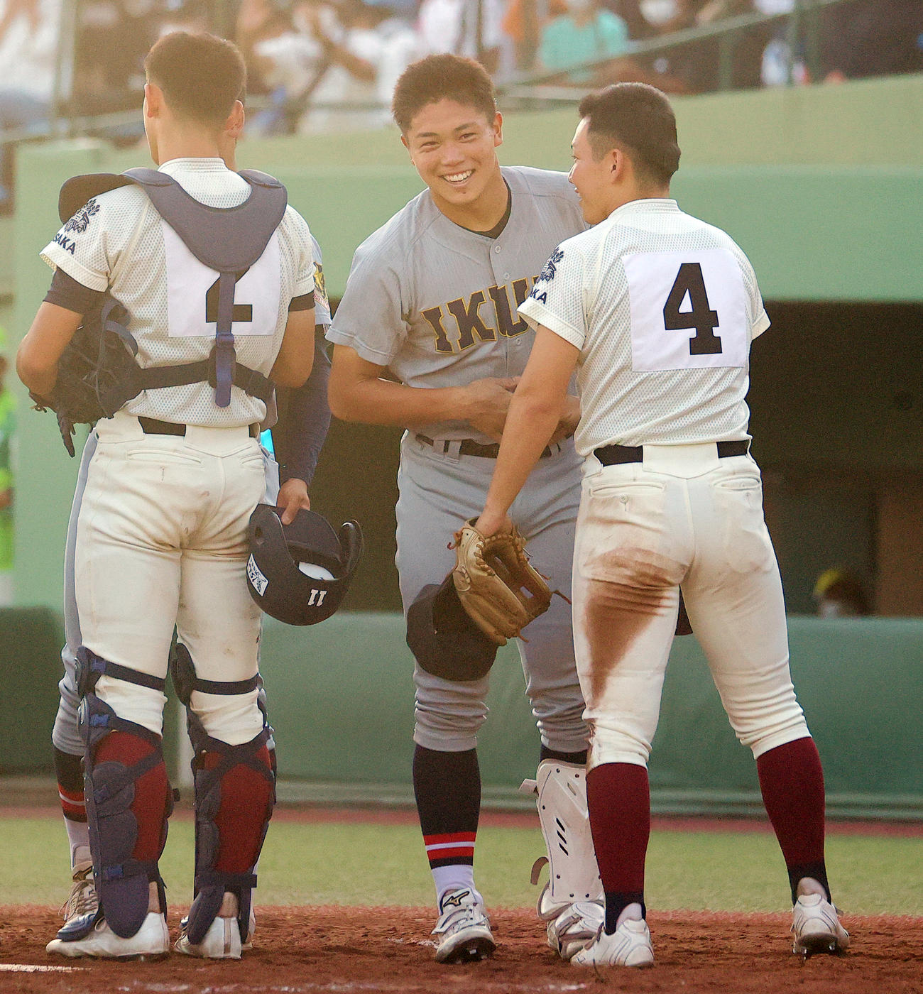 仙台育英対大阪桐蔭　初戦敗退も、大阪桐蔭・星子主将（右）と笑顔で握手する仙台育英・佐藤主将（撮影・野上伸悟）