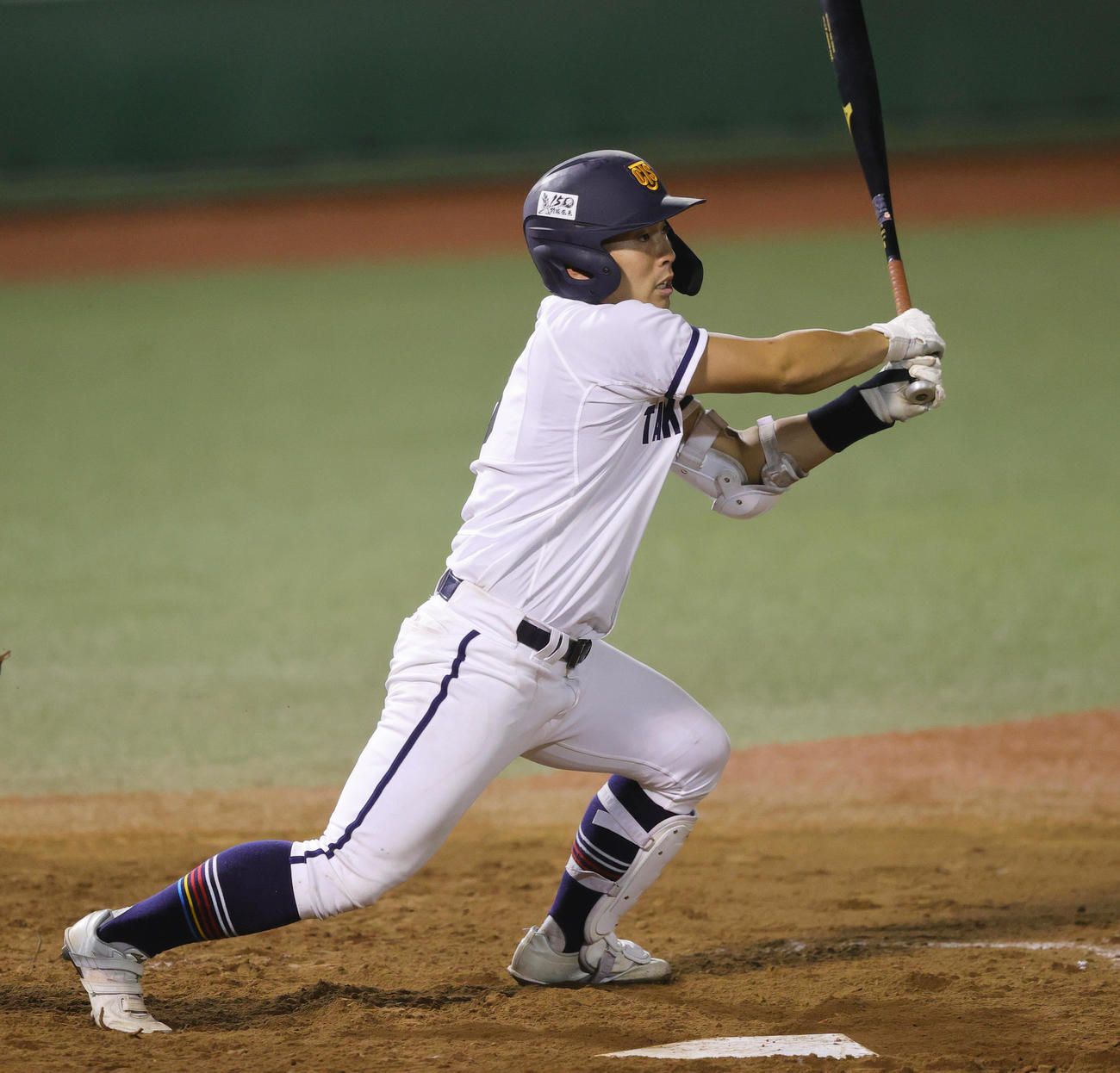 下関国際対高松商　8回裏高松商1死一、二塁、右前打を放つ浅野（撮影・野上伸悟）