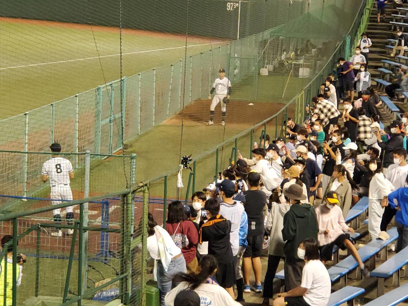 高松商対下関国際　今秋ドラフト1位候補の高松商・浅野翔吾外野手がブルペンでキャッチボールを始めると栃木のファンが殺到した（撮影・酒井俊作）＝宇都宮市清原球場、2022年10月2日