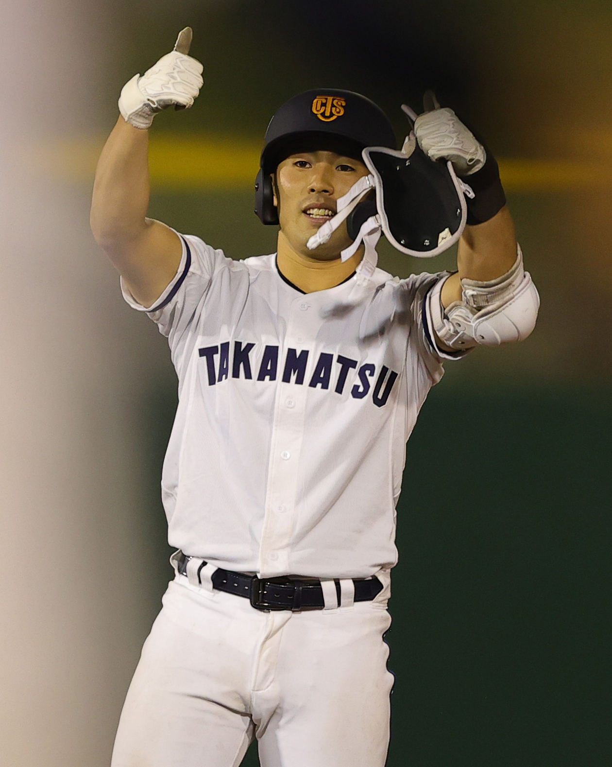 下関国際対高松商　3回裏高松商無死一塁、左適時二塁打を放ちベンチの盛り上がりに応える浅野（撮影・野上伸悟）