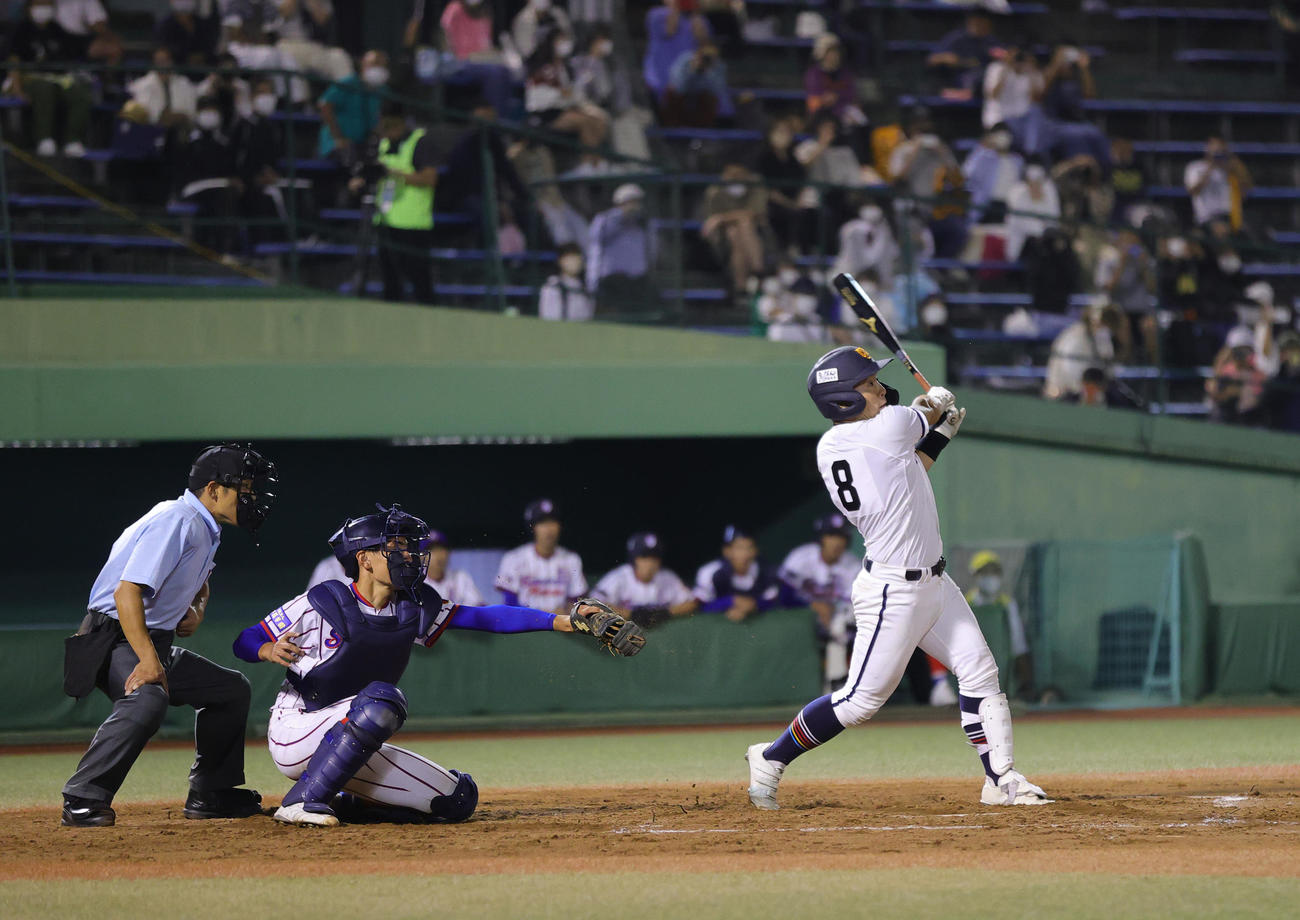 下関国際対高松商　5回裏高松商無死、右飛に倒れる浅野（撮影・野上伸悟）