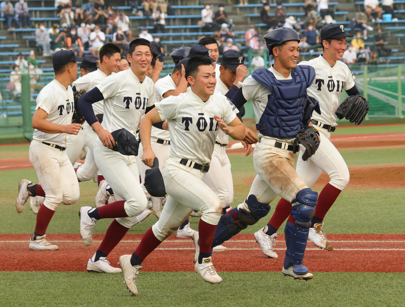 下関国際対大阪桐蔭　決勝進出を決め、応援席へのあいさつに向かう手前から星子主将（中央）ら大阪桐蔭の選手たち（撮影・野上伸悟）