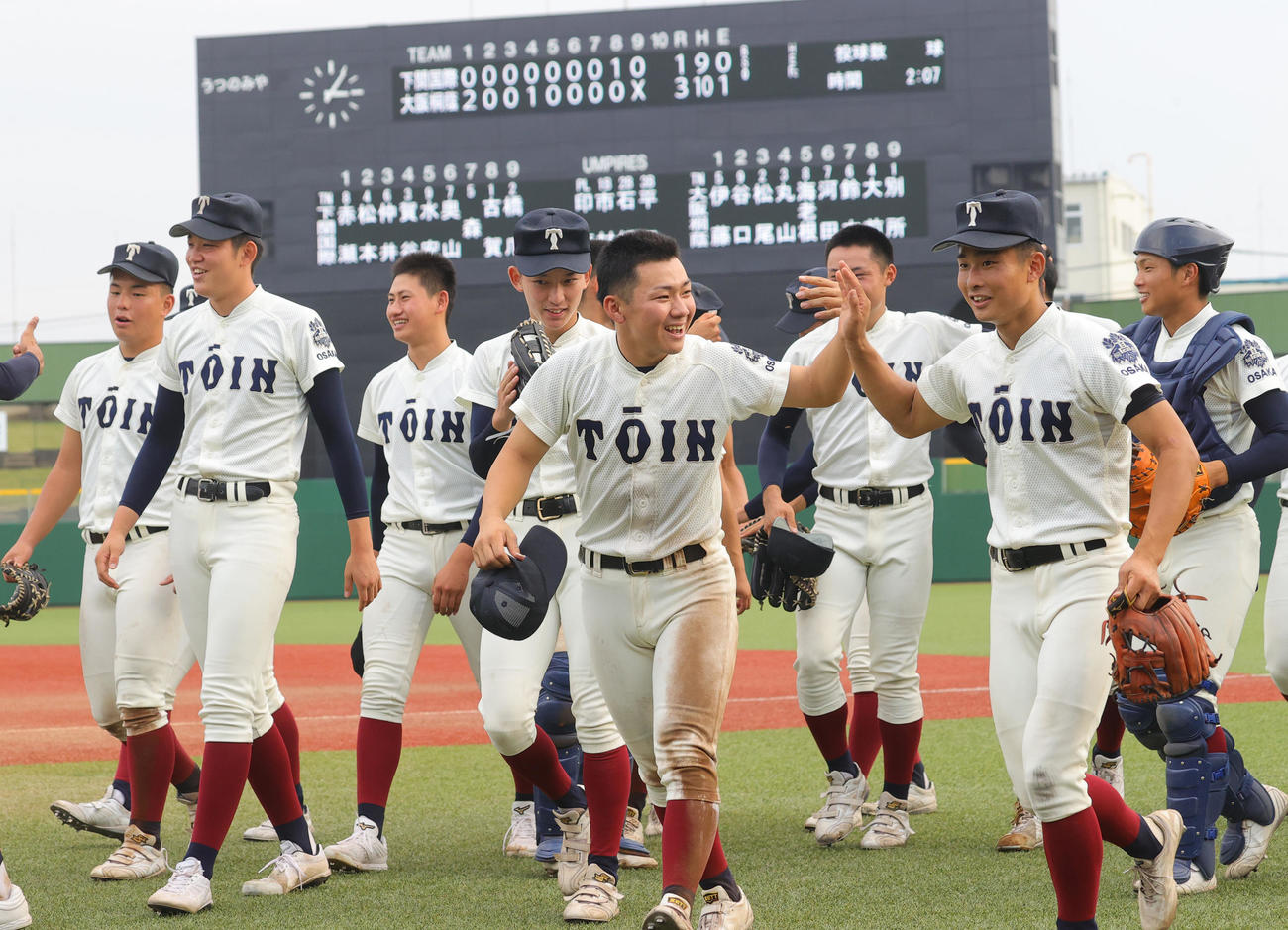 下関国際対大阪桐蔭　決勝進出を決め喜び合う星子主将（中央）ら大阪桐蔭の選手たち（撮影・野上伸悟）
