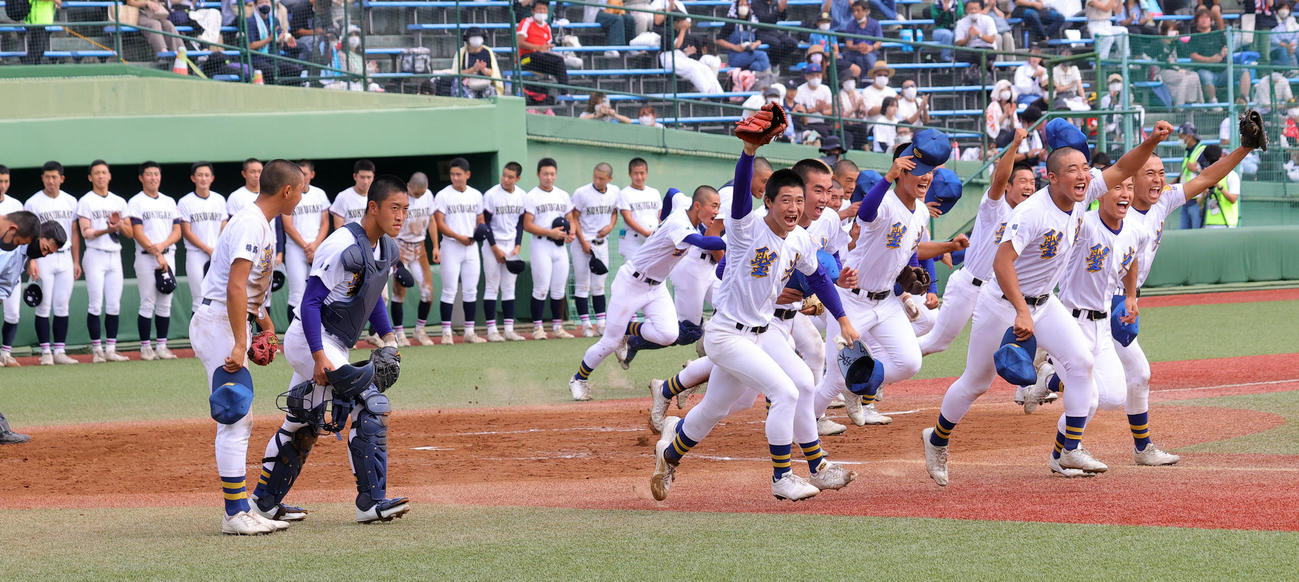 国学院栃木対聖光学院　決勝進出を決め応援席に向かって走り出す聖光学院の選手たち（撮影・野上伸悟）