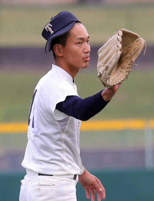 下関国際対大阪桐蔭　力投で帽子がズレる大阪桐蔭先発の前田（撮影・野上伸悟）