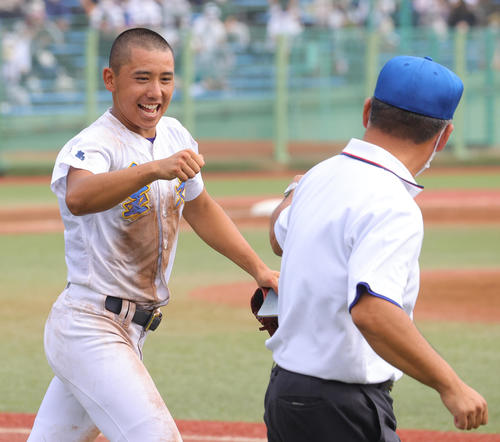 国学院栃木対聖光学院　決勝進出を決め横山部長（右）とグータッチする聖光学院・赤堀主将（撮影・野上伸悟）