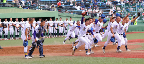 国学院栃木対聖光学院　決勝進出を決め応援席に向かって走り出す聖光学院の選手たち（撮影・野上伸悟）