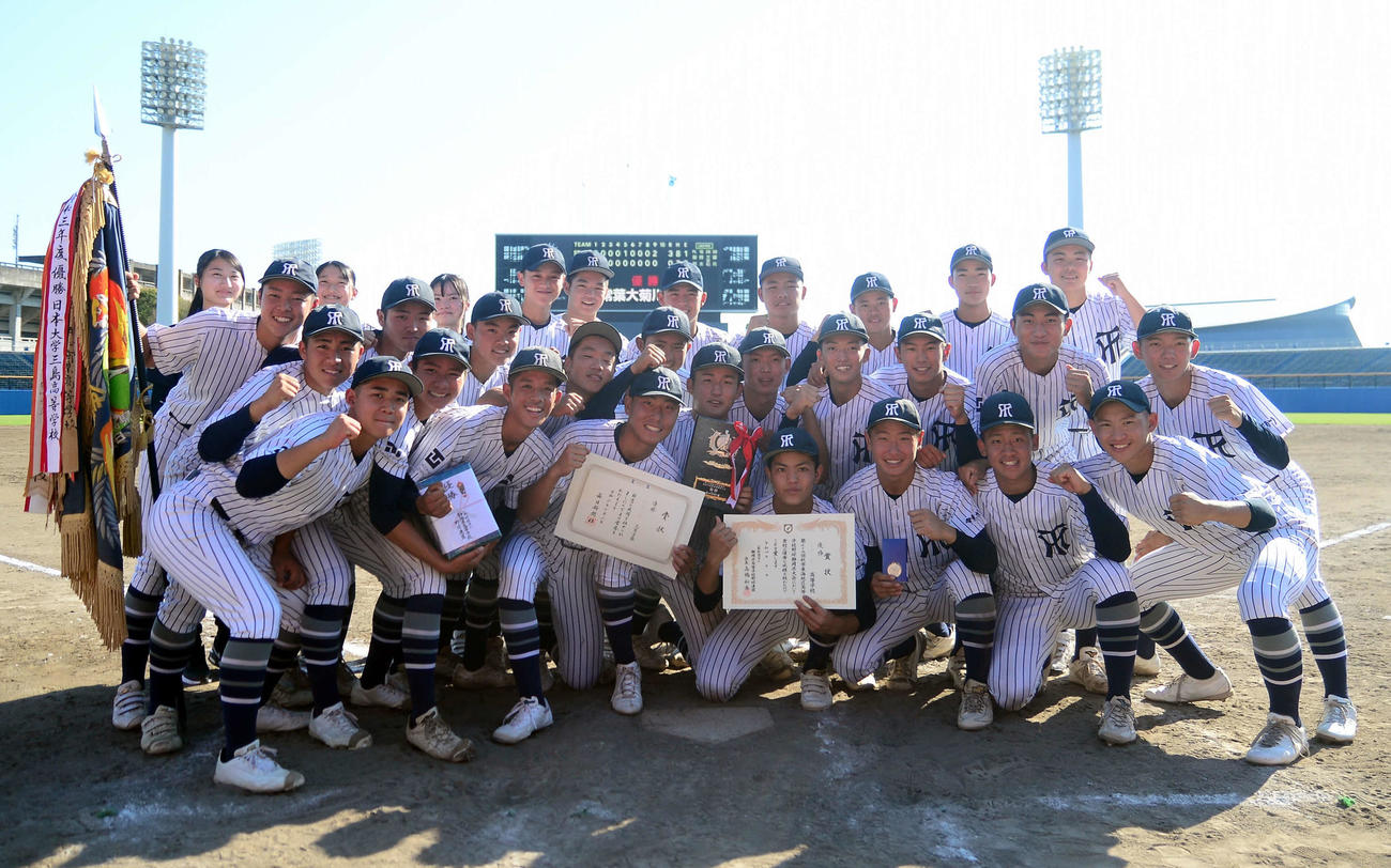 15年ぶりの優勝に笑顔を見せる常葉大菊川ナイン