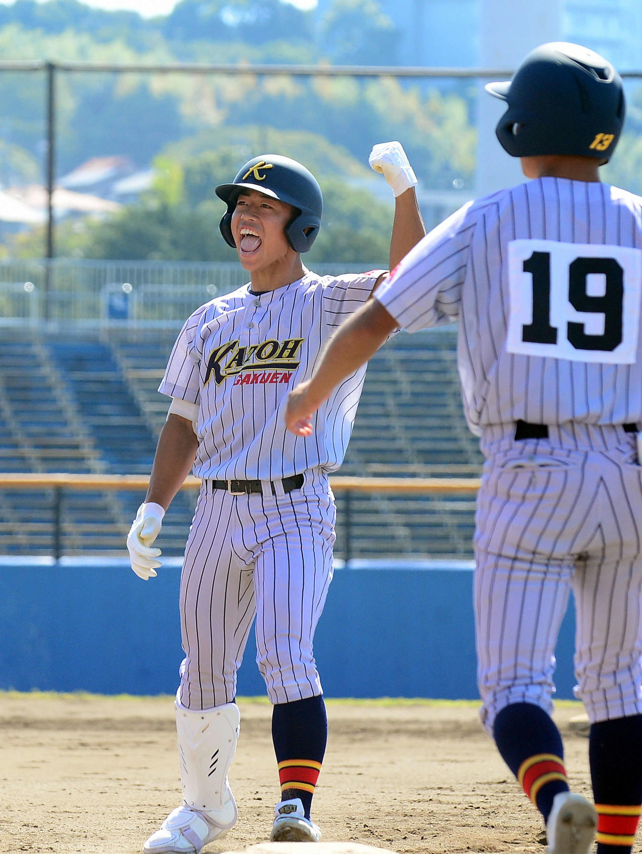 2回の先制タイムリーに、ガッツポーズの加藤学園・太田