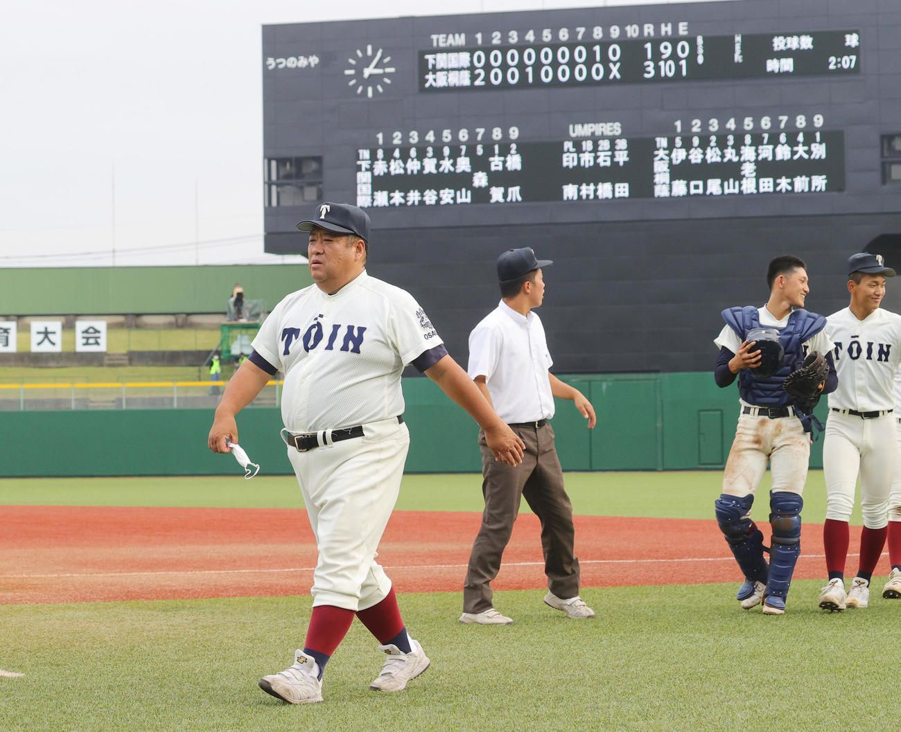 下関国際対大阪桐蔭　決勝進出を決めた大阪桐蔭・西谷監督は、応援席へのあいさつを終え引き揚げる（撮影・野上伸悟）