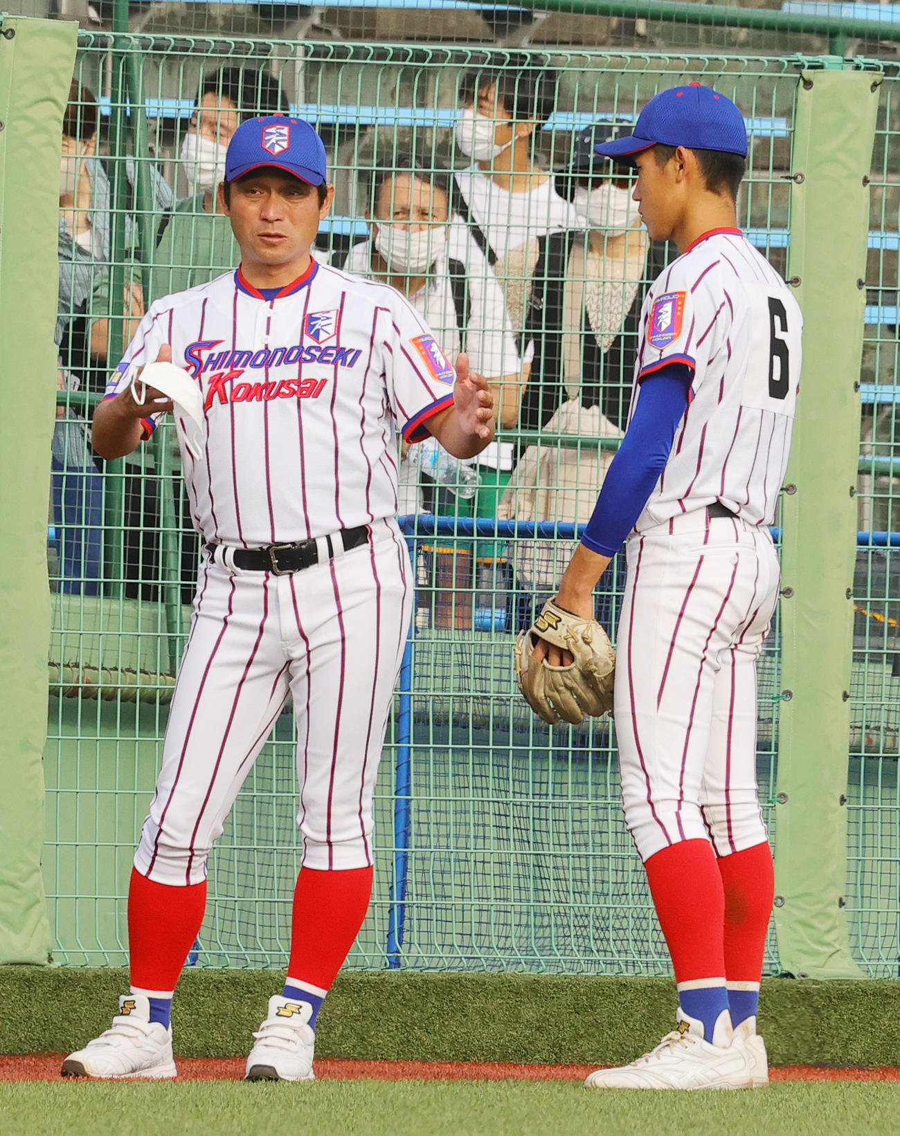 下関国際対大阪桐蔭　決勝進出を逃した下関国際・坂原監督（左）は、表彰式後にクールダウンする仲井と話をする（撮影・野上伸悟）