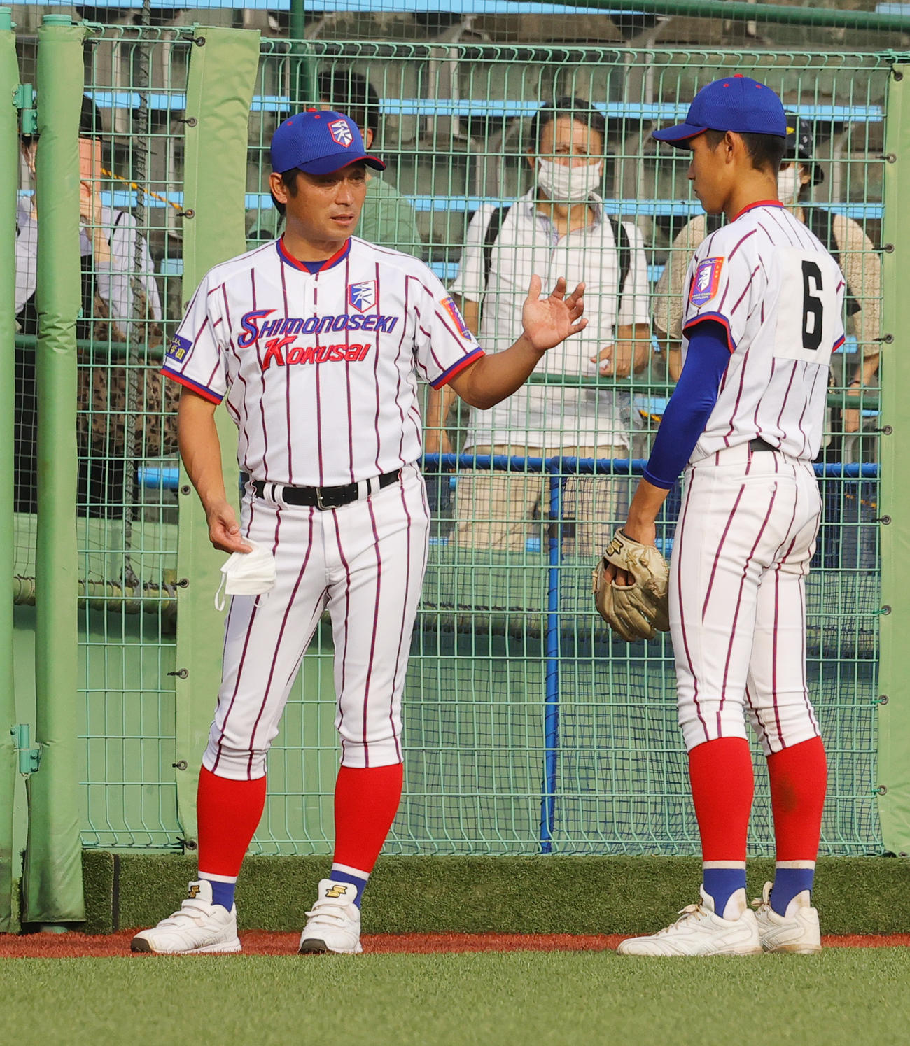 下関国際対大阪桐蔭　決勝進出を逃した下関国際・坂原監督（左）は、表彰式後にクールダウンする仲井と話をする（撮影・野上伸悟）