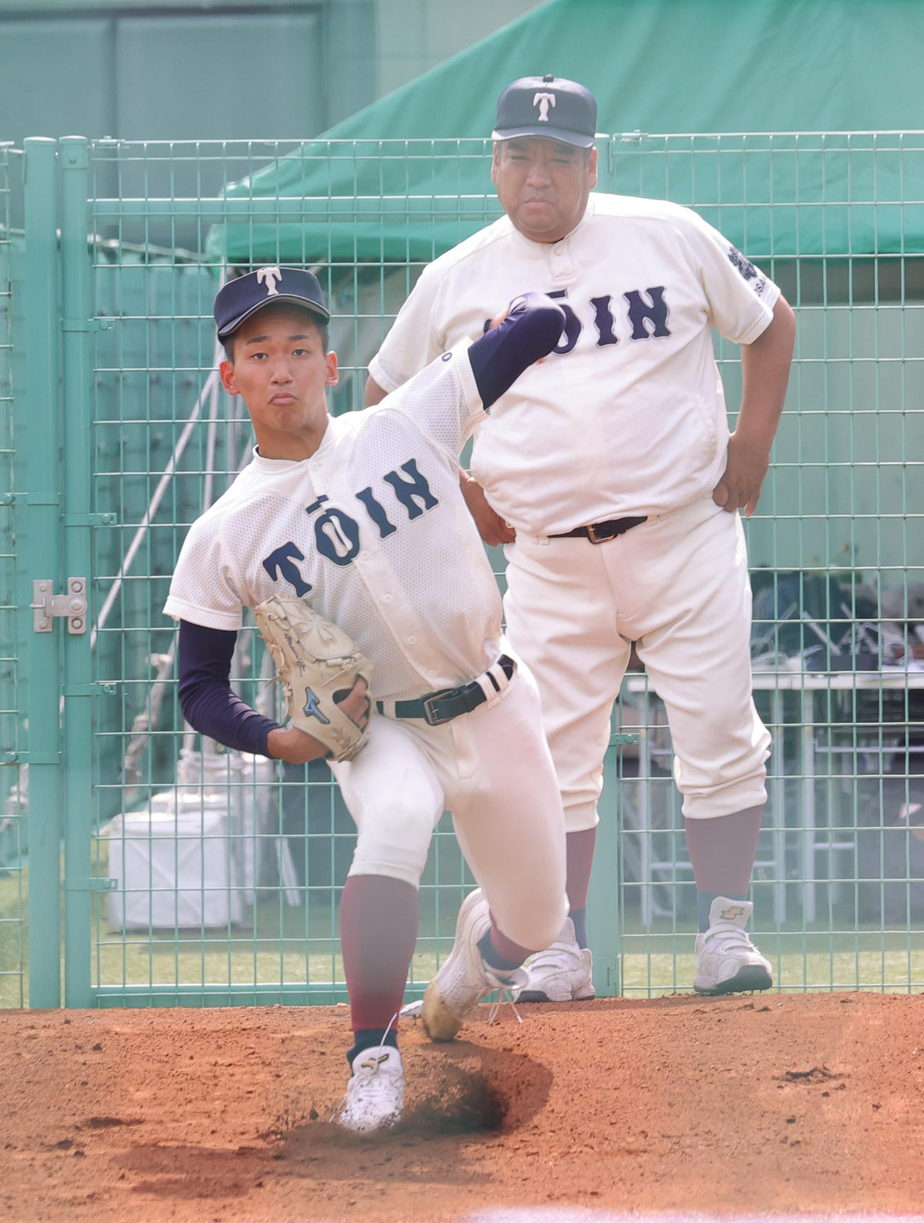 試合前に西谷監督（後方）が見つめる中、投球練習する大阪桐蔭先発の前田（撮影・野上伸悟）