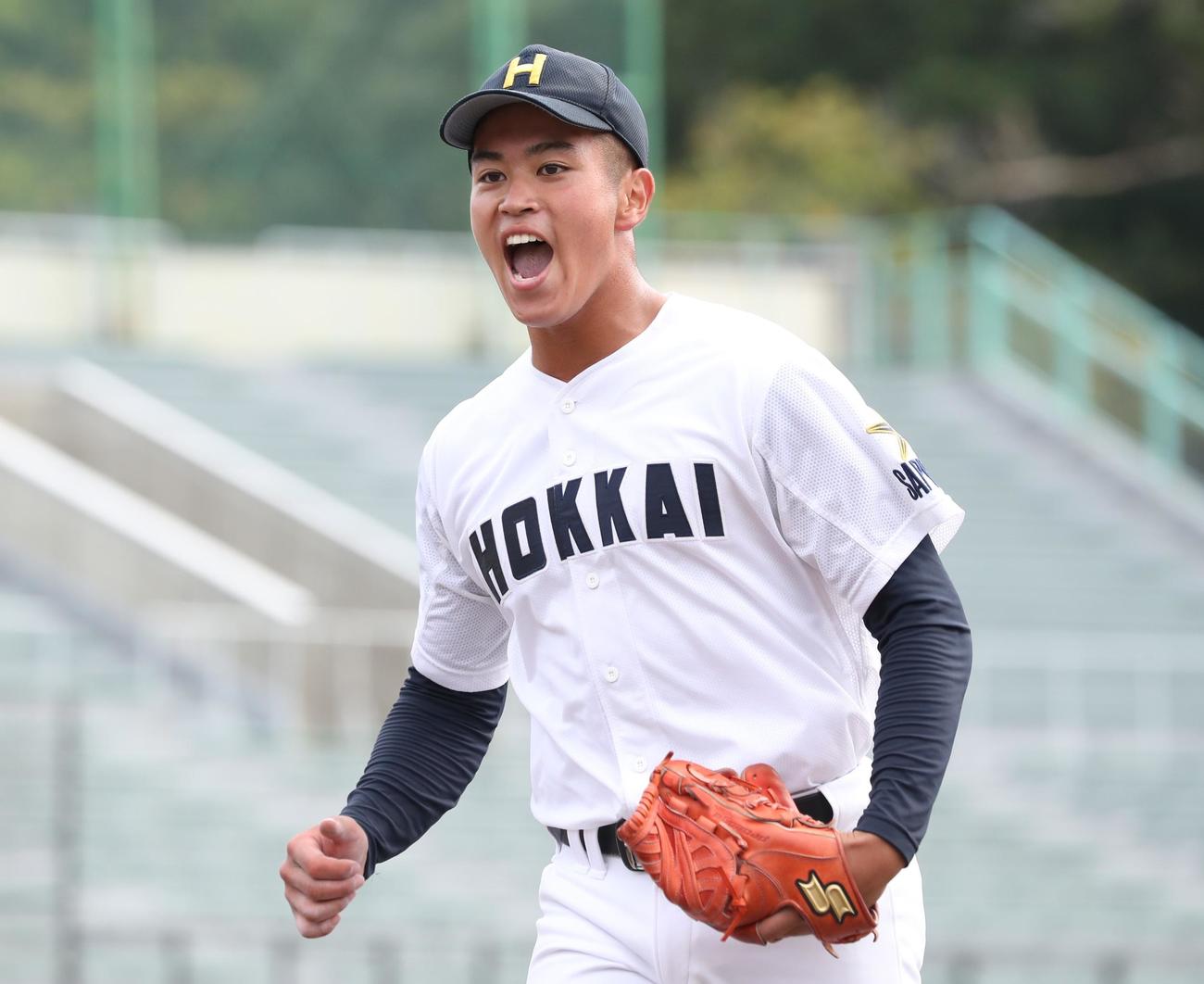 札幌日大対北海　4回表、打者を3人で抑え叫ぶ北海・熊谷（撮影・黒川智章）